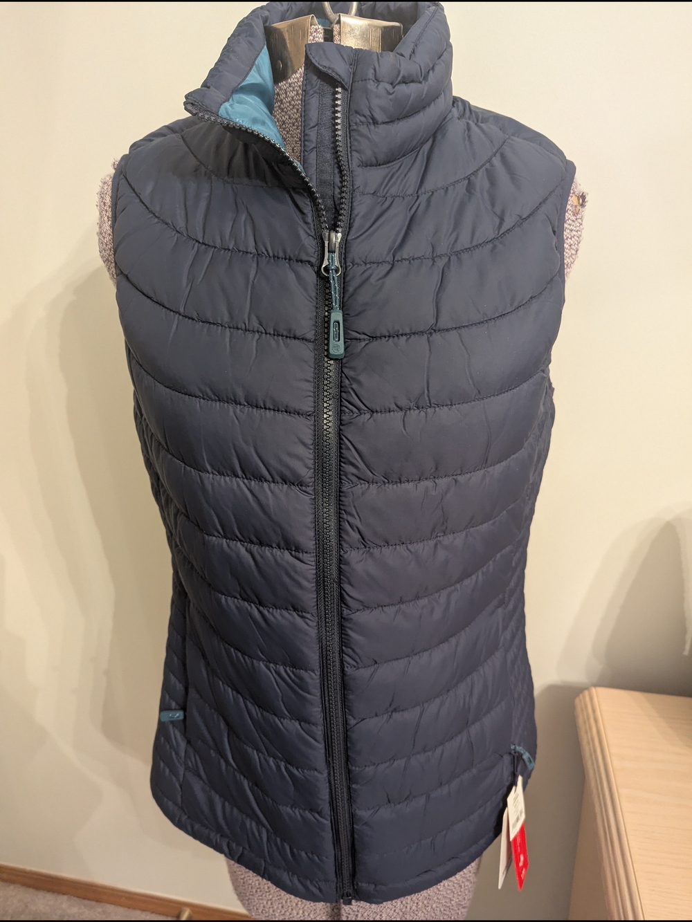 Quilted Sleeveless Puffer Vest in Navy